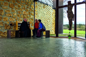 P. Notker Hiegl mit Gläubigen in der Kapelle Maria Mutter Europas auf dem Gnadenweiler
