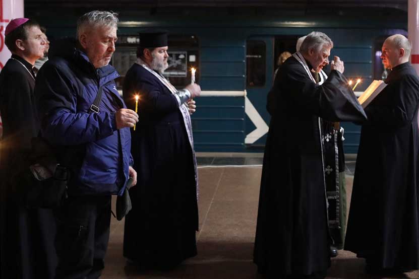 Bischof Pavlo Honcharuk und Geistliche in der Charkiwer U-Bahn